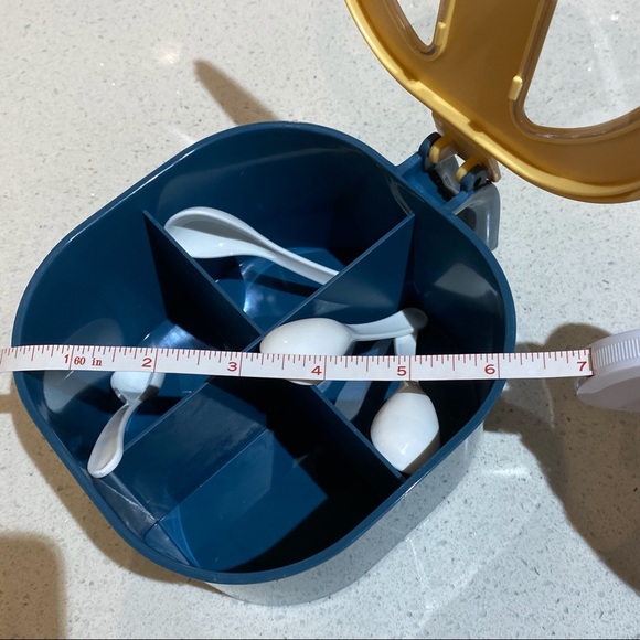 NWOT CONTAINER FOR FOOD SPICES WITH 4 SPOONS - Picture 3 of 5